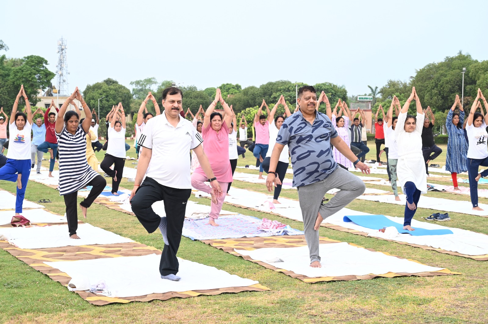 इफको परिसरे जना: योगासनेन लाभा: प्राप्तवन्त: