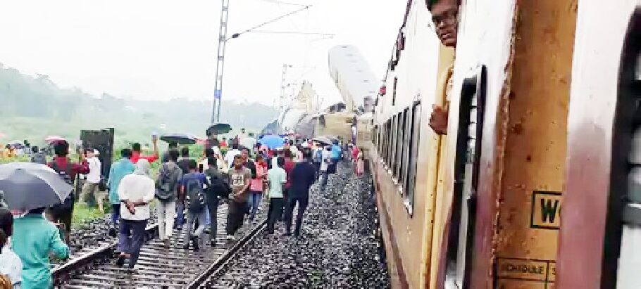 दार्जिलिंग-दुर्घटनायां १५ जनाः मृताः, ६० जनाः घातिताः