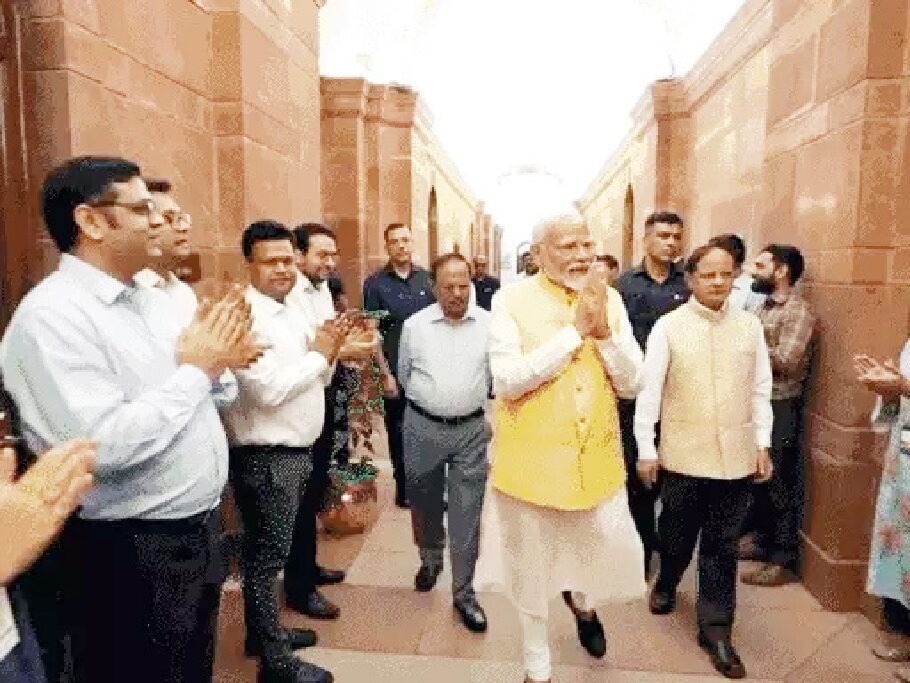 पीएम मोदी इत्यनेन कार्यं स्वीकृतम्, प्रथमसञ्चिकायां हस्ताक्षरं कृतम्-अद्य तृतीयकार्यकालस्य प्रथमा मन्त्रिमण्डलसभा, मन्त्रिणां विभागानां विभाजनं कर्तुं शक्यते