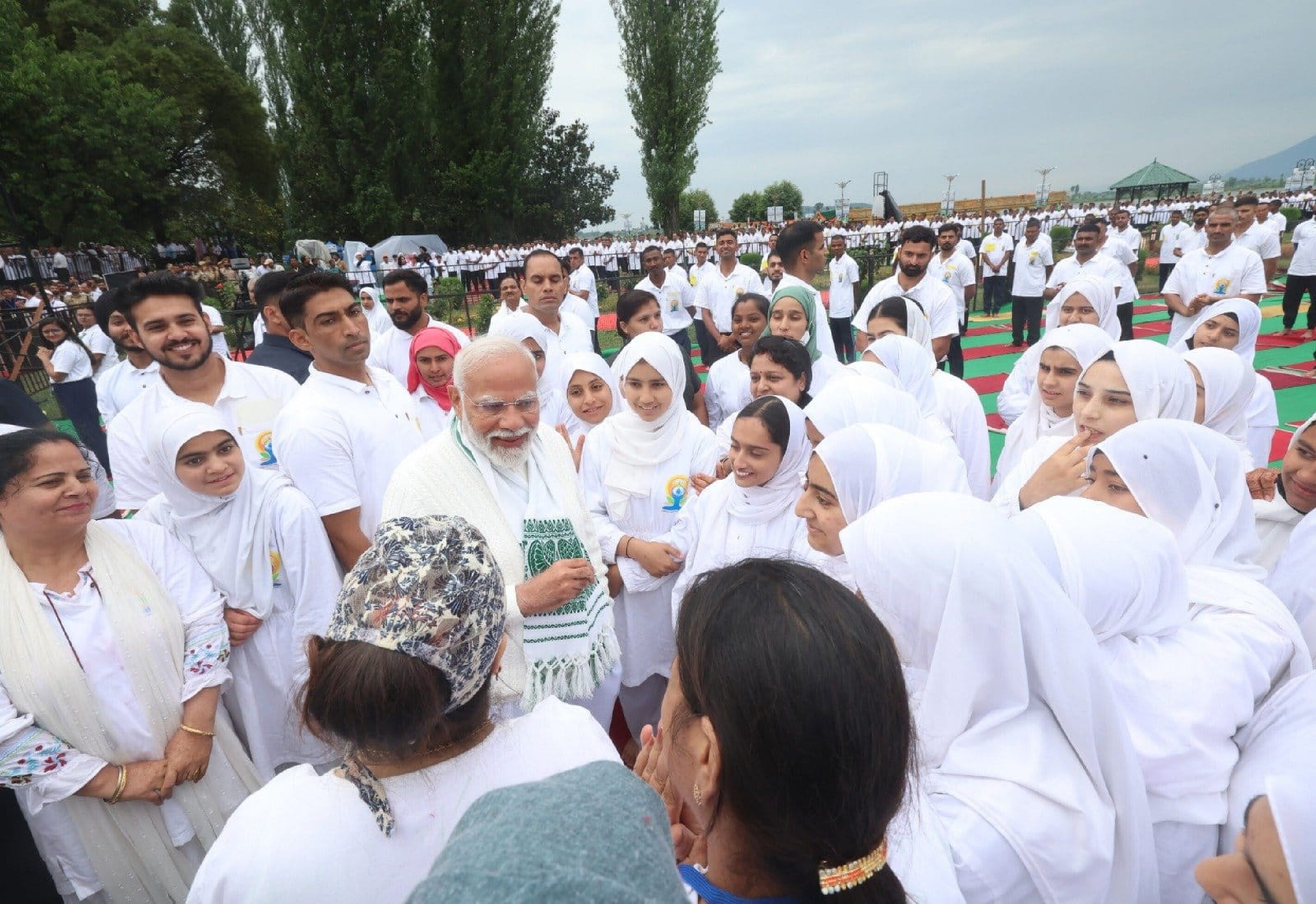 पीएम मोदी डलसरोवरस्य तटे योगं कृतवान्