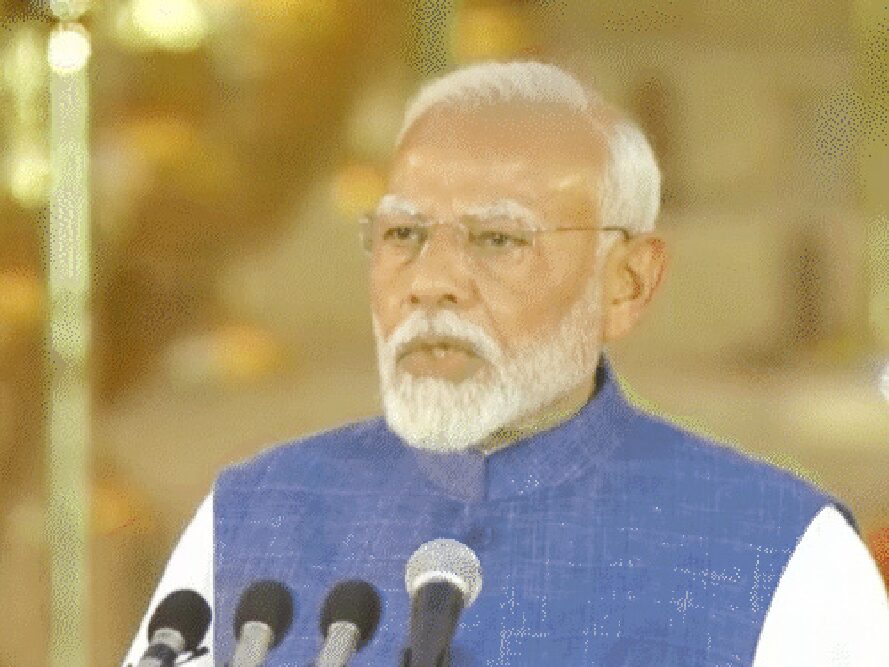 नरेन्द्र मोदी प्रधानमंत्रीपदस्य शपथं तृतीयवारं गृहीतवान्