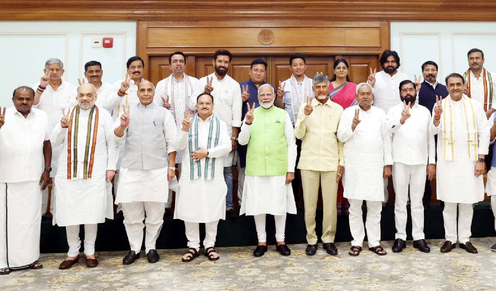 एनडीए गठबन्धनम्-मोदी एनडीए इत्यस्य नेता निर्वाचितः, १६ दलानाम् २१ नेतारः सभायां उपस्थिताः आसन्