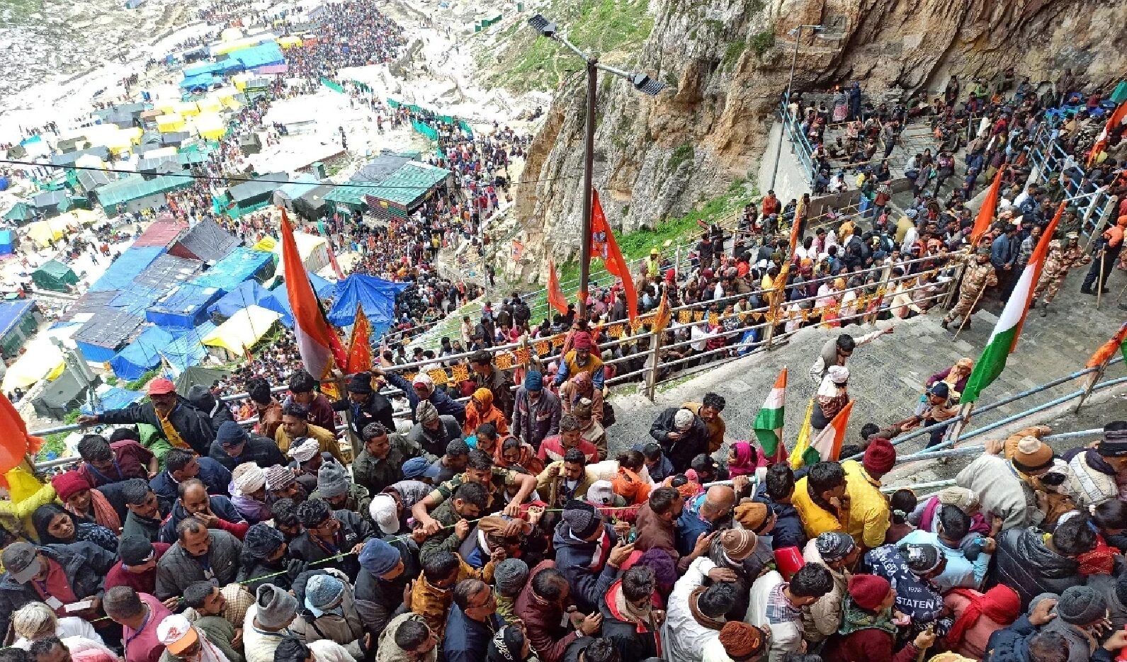 दक्षिणकश्मीर हिमालयस्य अमरनाथ गुहामन्दिरस्य तीर्थयात्रा शनिवासरे द्वयोः मार्गयोः अत्यधिक वृष्ट्या अस्थायीरूपेण स्थगितवन्