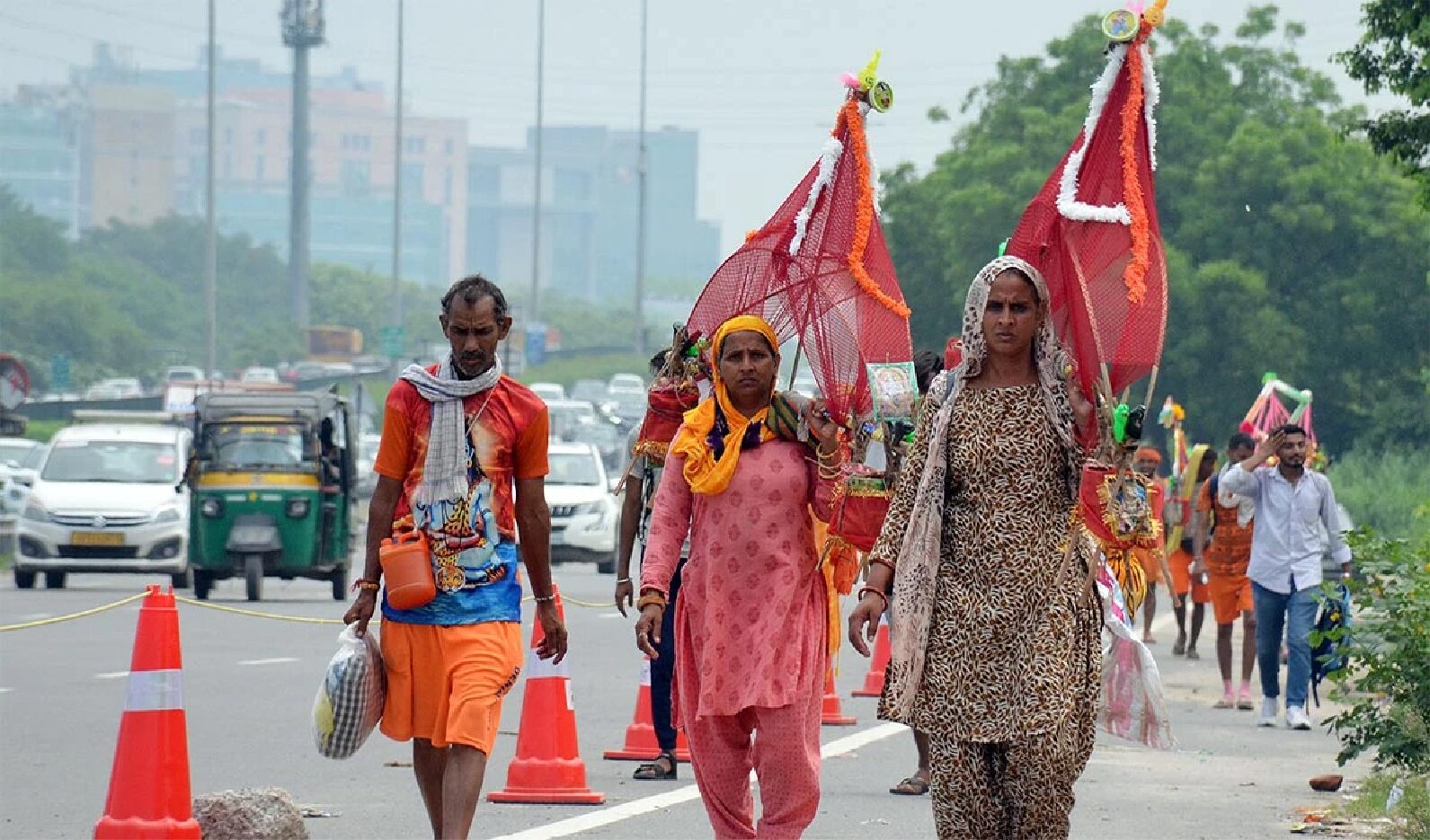 विरोधस्य कोऽपि प्रभावः नास्ति, सीएम योगी इत्यस्य निर्णयः, काँवरमार्गे प्रत्येकस्मिन् विपणे ‘नेमप्लेटं’ स्थापनीयं भविष्यति