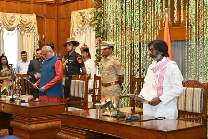 पञ्चमासानां अनन्तरं कारागारतः मुक्तः हेमन्तसोरेन पुनः झारखण्डस्य मुख्यमन्त्रीपदस्य शपथं गृहीतवान्
