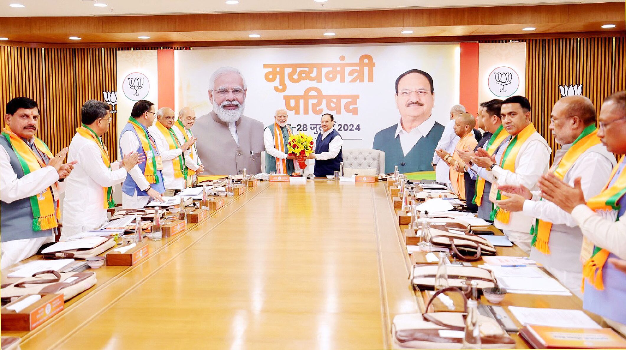 योगी आदित्यनाथः मुख्यमन्त्रीपदे एव तिष्ठति, मोदी प्रसन्नः सन् यूपी सीएम इत्यस्मै कार्यं कर्तुं मुक्तहस्तं दत्तवान्