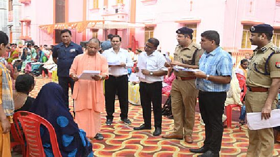 सीएम योगी ४०० जनानां समस्याः श्रुतवन्तः-भूमिग्राहकविरुद्धं कठोरकार्याणि कुर्वन्तु, तत्क्षणमेव सर्वेषां साहाय्यं कुर्वन्तु