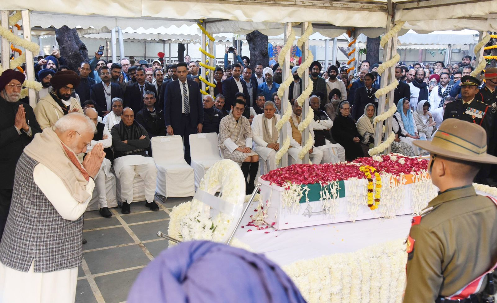 पूर्वप्रधानमन्त्री मनमोहन सिंहस्य पार्थिव शरीर: पञ्चतत्वेषु विलीन:, २१ तोपानाम ‘सलामी’ प्रणति: प्रदत्त्त: