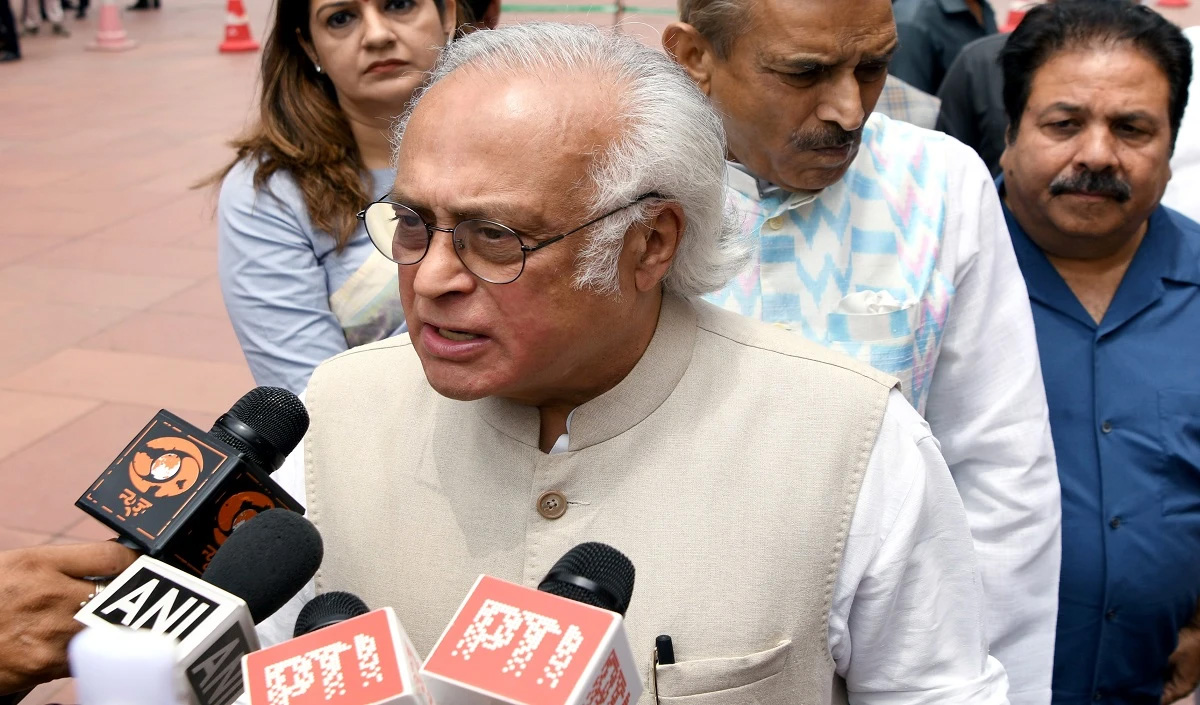 काङ्ग्रेसस्य भवितुं काङ्ग्रेसाय च भवितुं इत्यनयोर्भेदः-जयराम रमेशः शशि थरूरं उपरि कटाक्षं करोति