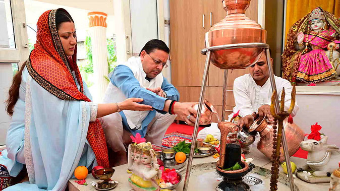 सीएम धामी सावन सोमवासरे राज्यस्य जनानां कृते शुभकामनाम् अयच्छत्, सः स्वपत्न्या गीता इत्यनया सह पूजां कृतवान्