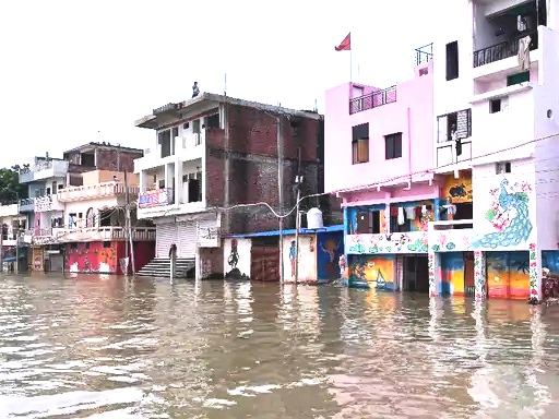 गंगा-यमुनयो: जलस्तरः अपायस्तरस्य समीपे-प्रयागराजे घट्टा: जलमग्ना:, राहतशिविरेषु १००० जनाः, उद्धारार्थं १०० नौकाः नियोजिताः