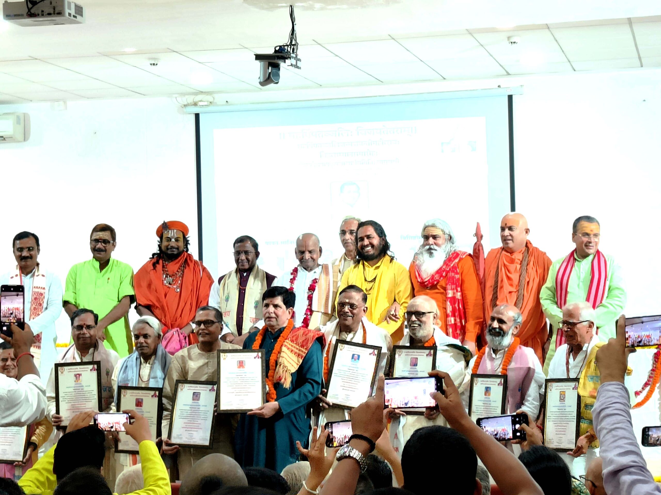 प्रो. रमाकान्तपाण्डेयः ‘कविआचार्य रेवाप्रसादद्विवेदि सम्मान’ इत्यनेन अलङ्कृतः’