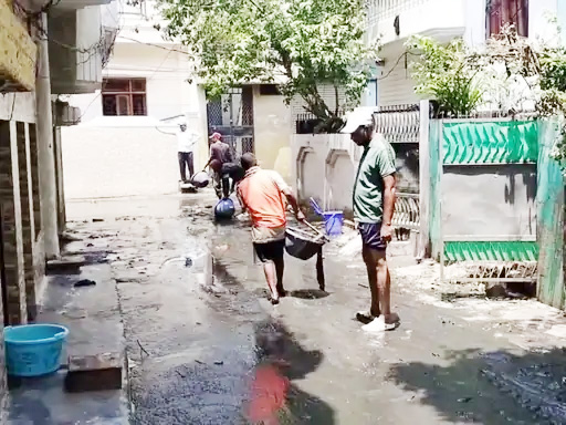 गंगा-यमुनयो: जलस्तरः न्यूनः अभवत्-नगरनिगमः क्षेत्रेषु स्वच्छतायाः अभियानं चालयति, स्थानीयेषु प्रक्षालनचूर्णस्य सिञ्चनं क्रियते