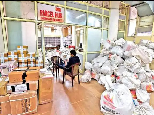 भारतेन अमेरिकी डाकसेवा स्थगितम्-अधुना अमेरिकादेशं गच्छन्तीनां सर्वेषां मालानाम् उपरि शुल्कं गृहीतं भविष्यति