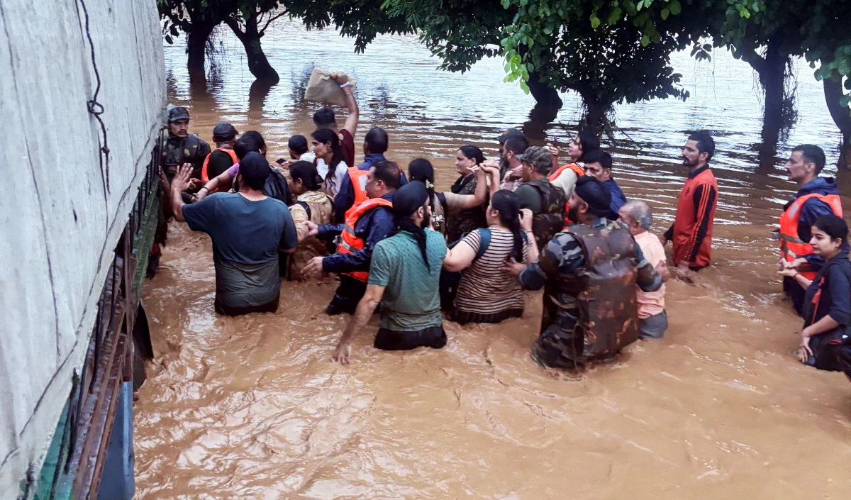 जम्मू क्षेत्रे वर्षा विनाशं करोति, विद्युत्, मोबाईल सेवा च बाधिता, उमर अब्दुल्ला अवदत्-अहं जनानां कृते कष्टं इति अनुभवामि