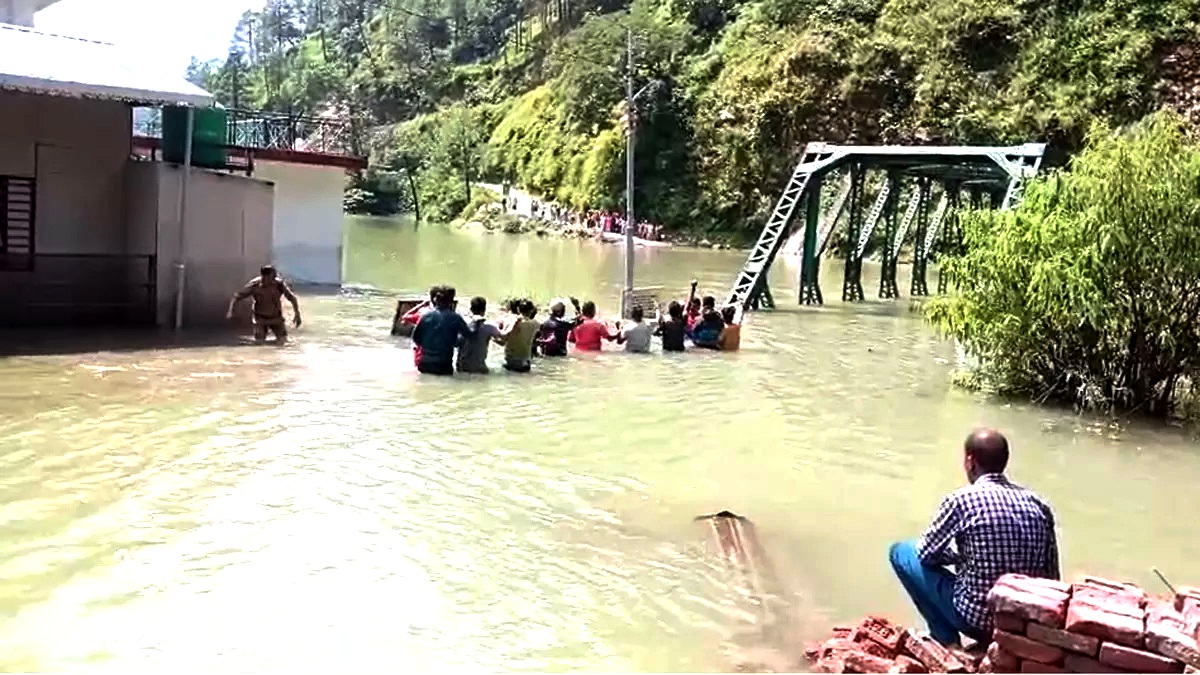 उत्तरकाशी-सरोवरः-…तथा ग्रामजनाः मासद्वयपूर्वं निर्मितस्य सरोवरस्य विषये प्रशासनाय सूचितवन्तः, परन्तु कोऽपि कार्यवाही न कृता