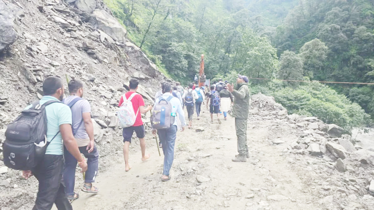 उत्तराखण्डस्य २५०० मार्गाः मानसूनकाले क्षतिग्रस्ताः अभवन्, परन्तु अधुना पर्वतीयः आव्हानः; ३०० कोटिभ्यः अधिकं हानिः अभवत