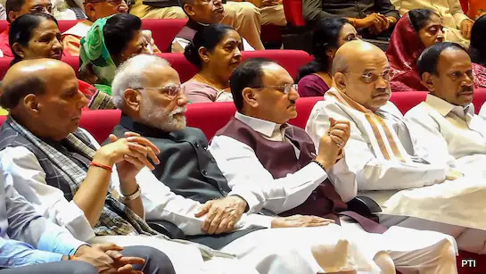 एनडीए सभायां ऑपरेशन सिन्दूरस्य प्रशंसाम् कुर्वन् पीएम मोदी उक्तवान्-विपक्षः स्वस्य क्षतिं करोति