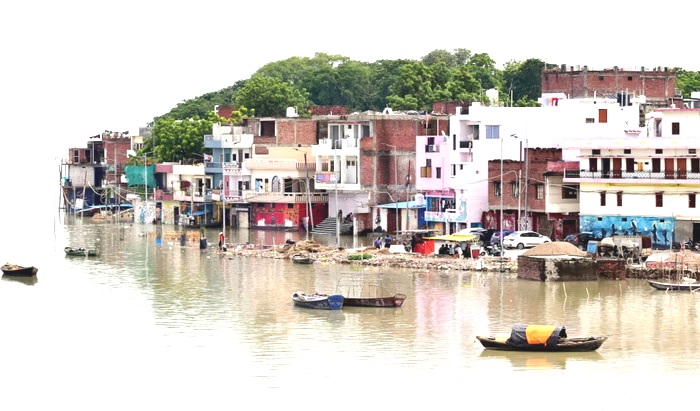 पुनः जलप्लावनजलं नगरवस्तौ प्रविष्टं, गङ्गा यमुना च संकटचिह्नस्य समीपं प्राप्तवन्तौ