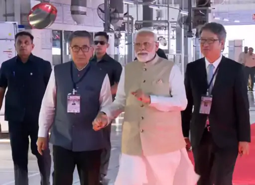 मोदी उक्तवान्-मेड इन इण्डिया इति लिखितं ईवी विश्वे चालयिष्यति मारुति: इत्यस्य प्रथमस्य ईवी इत्यस्य ध्वजः; गुजरात संयंत्रात् १०० देशेषु निर्यातं भविष्यति