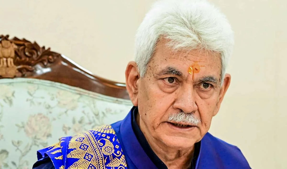 प्रणालीं क्षीणं कर्तुं किमपि प्रयासं न अनुमन्यते, जम्मू कश्मीर एलजी आतज्र्वादसम्बद्धान् २ सर्वकारीय कर्मचारिणः निष्कासित: करोति