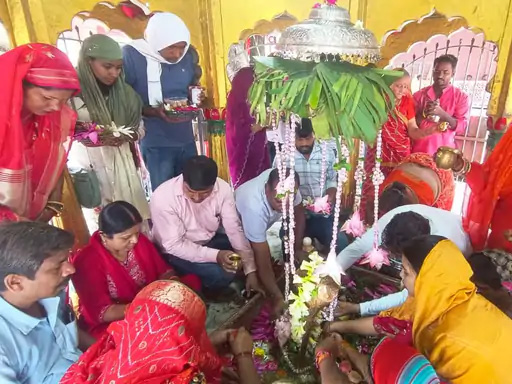 स्त्रियः भर्तुः दीर्घायुषः कृते तीज-उपवासं कुर्वन्ति, प्रयागराजस्य मज्र्मेश्वर मन्दिरस्य अन्येषु च मन्दिरेषु महिलाः प्रार्थनां कुर्वन्ति