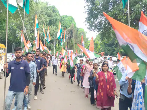 प्रयागराजे १०८ मीटरदीर्घत्रिरङ्गयुक्तयात्रा-महापौर सहितस्य सर्वेषां दलानाम् पार्षदाः नागरिकाः च भागं गृहीतवन्तः, नगरं देशभक्तिनाराभिः प्रतिध्वनितम्