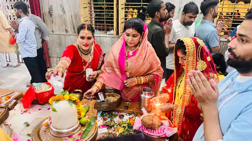 प्रयागराजस्य तीजदिने शिवमन्दिरेषु जनसमूहः समागतः आसीत्-पत्नयः निर्जलं उपवासं कुर्वन्ति स्म, अलज्ररं कुर्वन्ति स्म, शिवपार्वतीतः अखण्डसौभाग्यस्य आशीर्वादं याचन्ते स्म