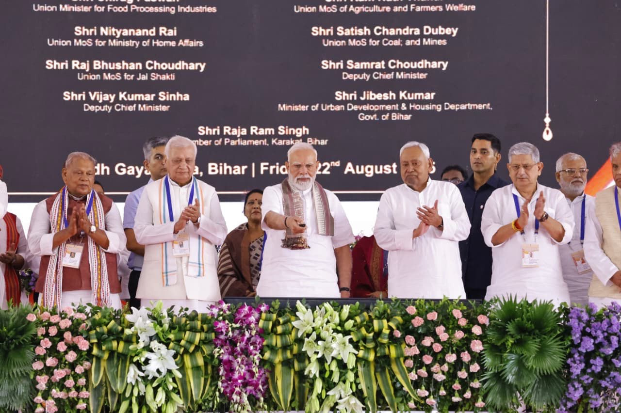 प्रधानमंत्री मोदी गयाजी नगरे उक्तवान्- वयं आक्रमणकारिणः देशात् निष्कासयिष्यामः-बेगूसराये ६ वीथिकासेतो: उद्घाटनं कृतवान्
