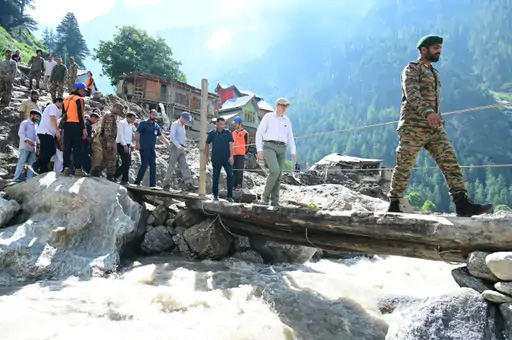 जम्मूकश्मीरे किष्तवार नगरे तृतीयदिनं यावत् राहत-उद्धारकार्यं निरन्तरं वर्तते, अधुना यावत् ६० जनाः मृताः, मुख्यमंत्री प्रभावितजनान् मिलितवान्