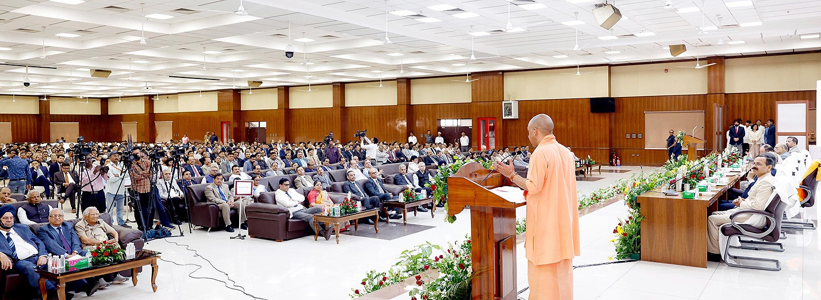 ‘न्यायाधीशः मौसमेन सह अधिवक्तानांं तापं अनुभवति’-न्यायिकसेवा सङ्घस्य सम्मेलने मुख्यमंत्री योगी अवदत्-प्रत्येकस्य जिलान्यायाधीश कृते एसी स्थापितं भविष्यति