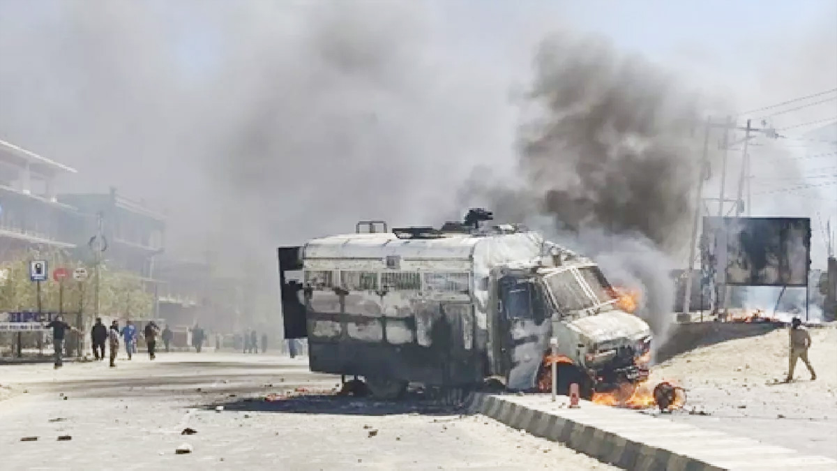 हिंसायाः पङ्क्तौ लेहः, सावधानी आवश्यकी