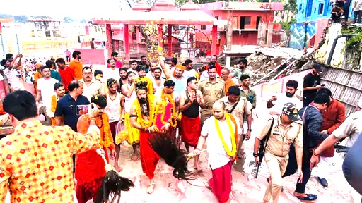 गङ्गा माता पुनः प्रयागराजस्य संगमे स्थितं बड़े हनुमानजी इत्यमुं स्नानं आचरितवती