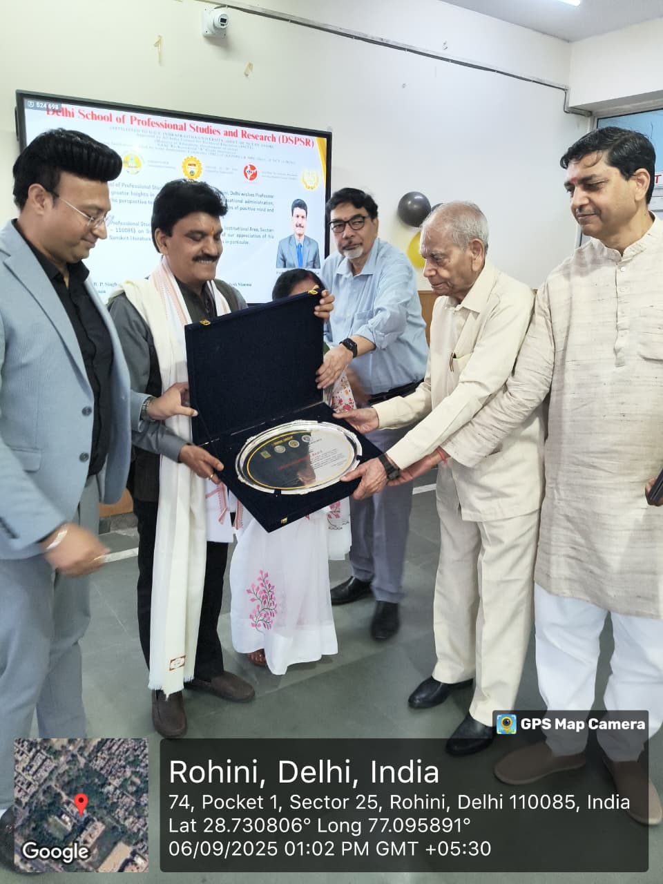 प्रो. मुरलीमनोहर पाठक: सम्मानित: