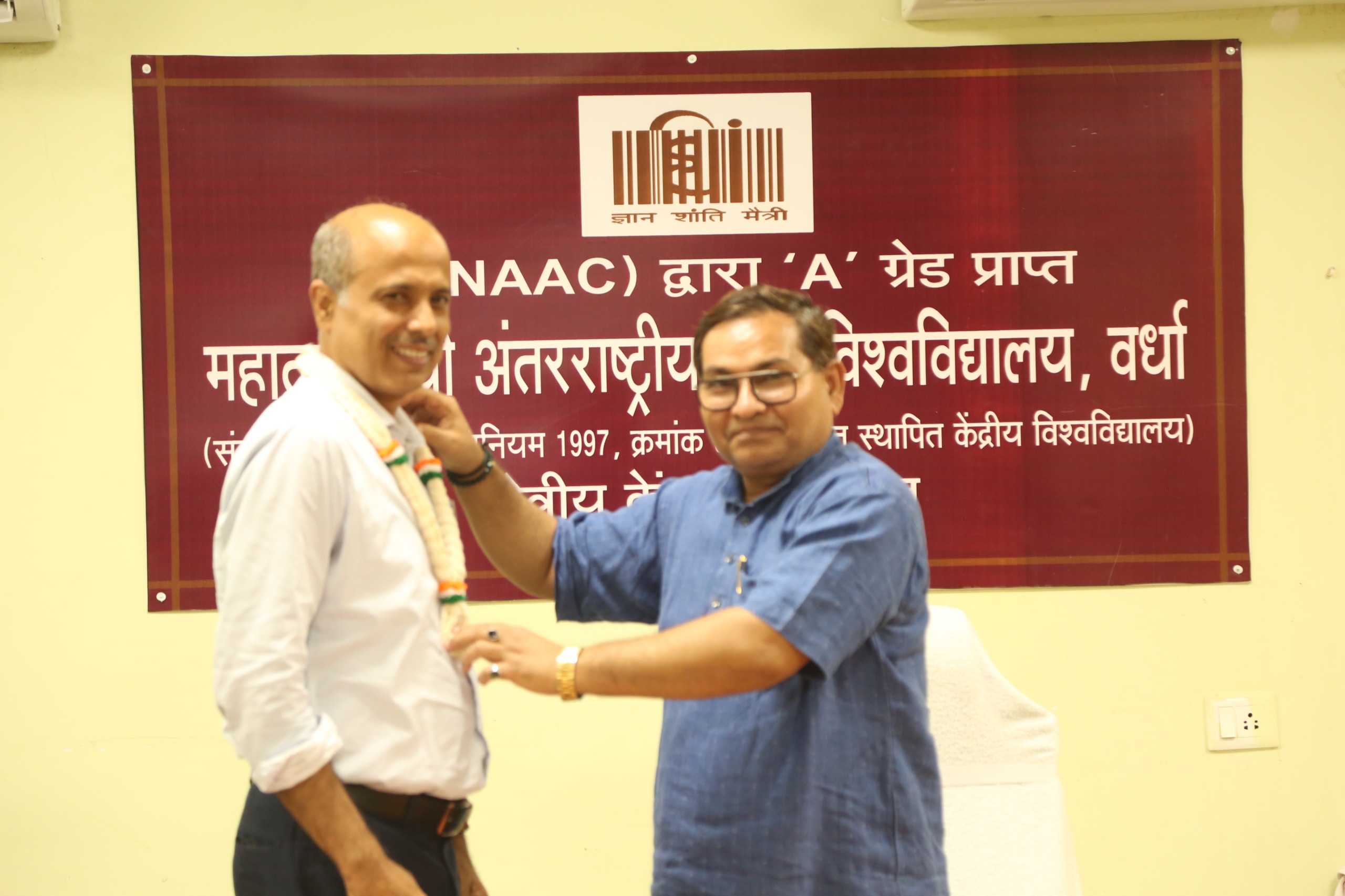 हिन्दी राष्ट्रिय एकताया: प्रमुख साधनमपि अस्ति-डॉ. अमित मालवीय:हिन्दी भारतस्य विभिन्नभाषासु मध्ये सेतु:-प्रो.अखिलेश कुमार दुबे