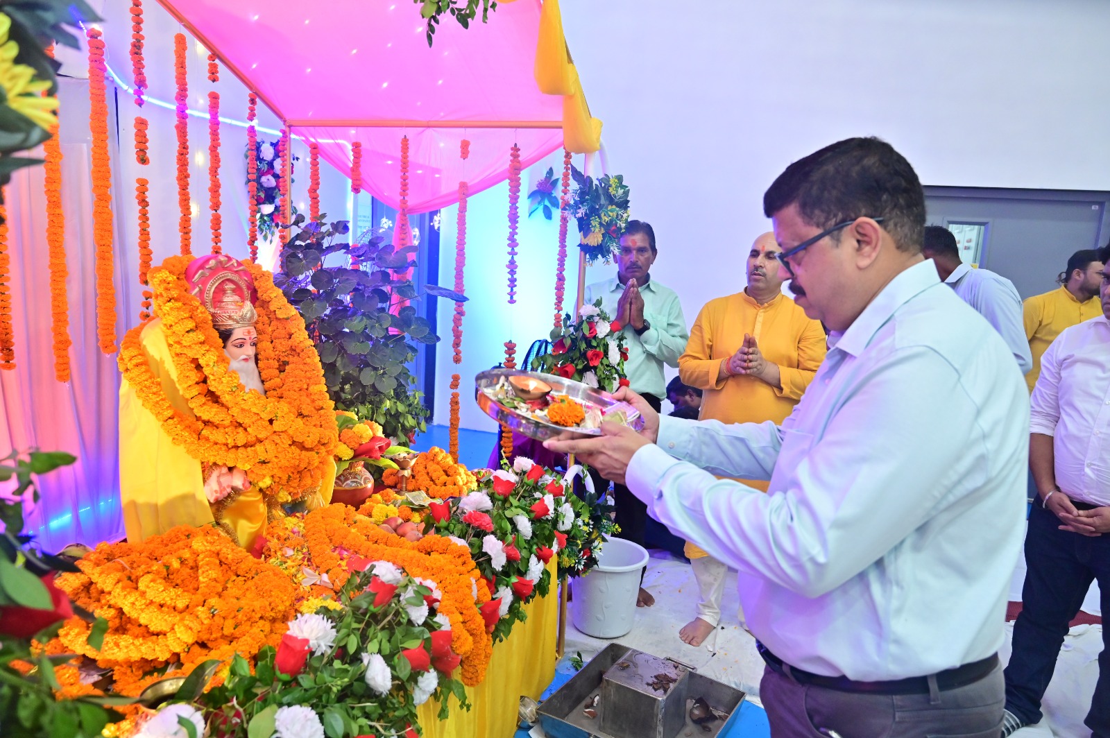 विश्वस्य प्रथम शिल्पी भगवान् विश्वकर्मा जयन्ती श्रद्धापूर्वकं मन्यतेस्म