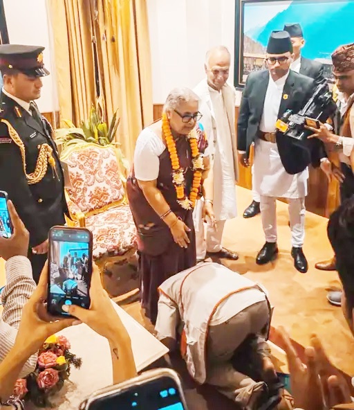 नेपालदेशे जेन्-जेड्-आन्दोलनकारिणः अन्तरिम-प्रधानमन्त्री सुशीला कार्की इत्यस्याः त्यागपत्रस्य आग्रहं कृतवन्तः,ते मन्त्रिमण्डलविस्तारस्य विषये क्रुद्धाः सन्ति