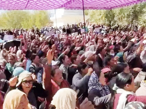 लद्दाख, भाजपा कार्यालये हिंसा-राज्यत्वस्य आग्रहं कुर्वन्त:-आन्दोलनकारिणः सीआरपीएफ-वाहने अग्निम् अयच्छत्