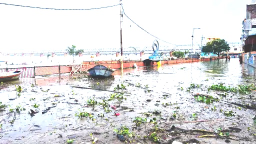 प्रयागराज-नगरे गङ्गा-यमुना-जलस्तरः न्यूनीकृतः-जलं शनैः शनैः न्यूनीभवति, जलप्रलयस्य अपाय: निवारितः, अद्यापि बहवः क्षेत्राणि जलेन पूरितानि सन्ति