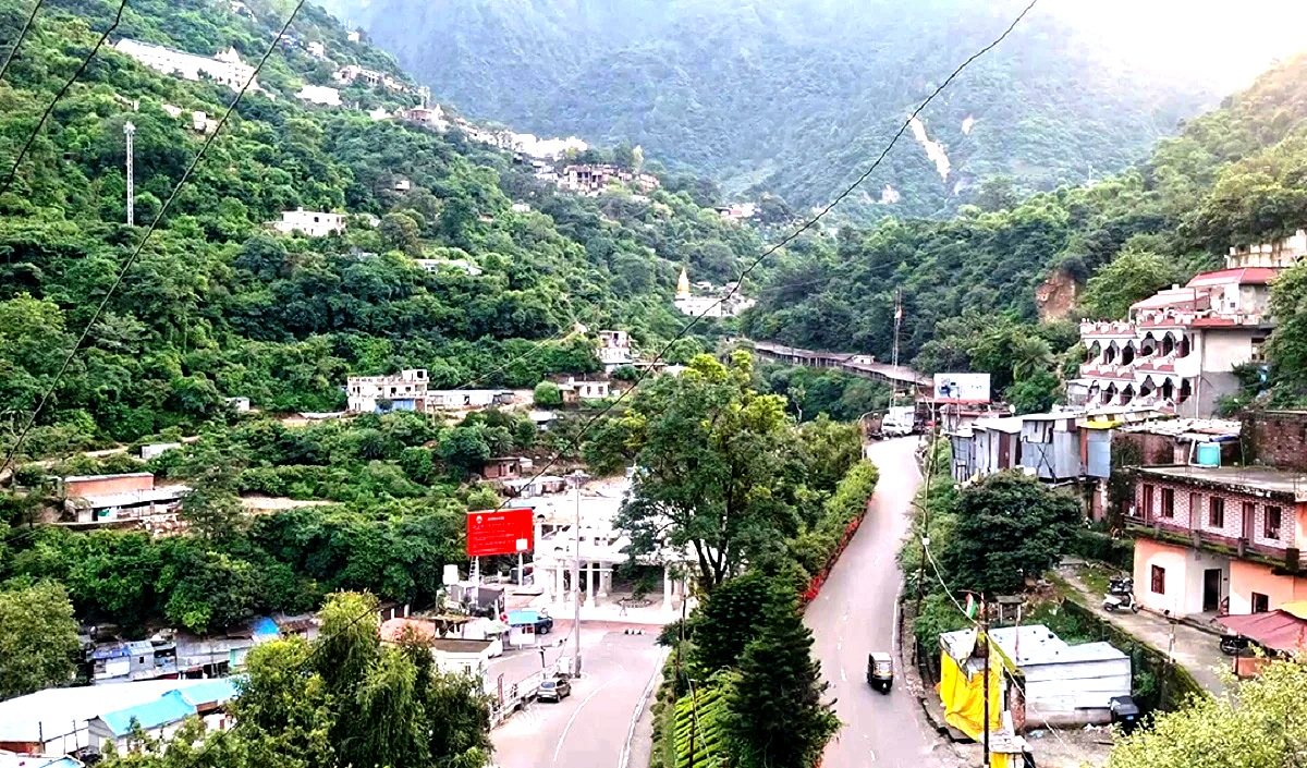 वैष्णोदेवीयात्रा स्थगित: लक्षशः भक्ताः १४ दिवसान् यावत् निराशाः, स्थानीयव्यापारे अपि संकटः गभीरः भवति