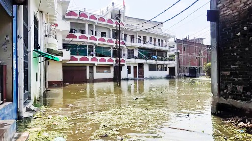 प्रयागराजे जलप्रलयः विनाशरूपेण पुनः आगतः-मासद्वये ५ तमे वारं सार्धजनसंख्या विपत्तौ