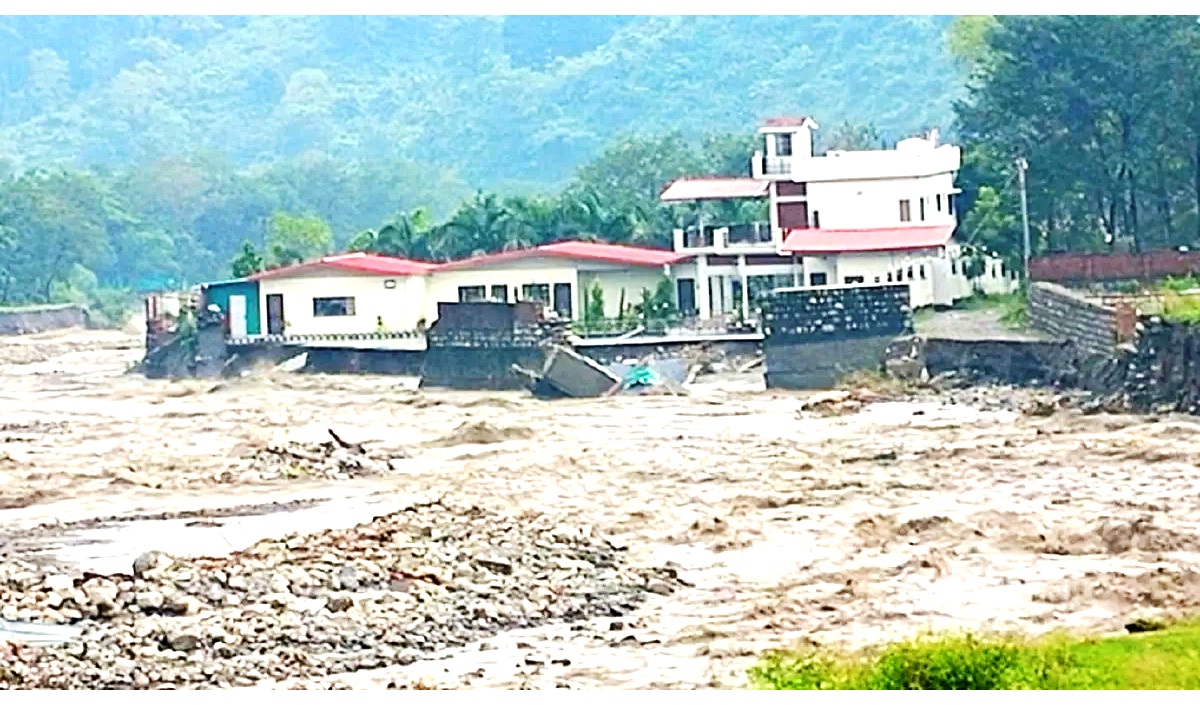 सहस्रधारायां द्वि दर्जन विपणय: विनष्टा:, पर्यटन व्यापाराणां महती हानिः अभवत्, ग्रीष्मकालस्य विषये चिन्ता