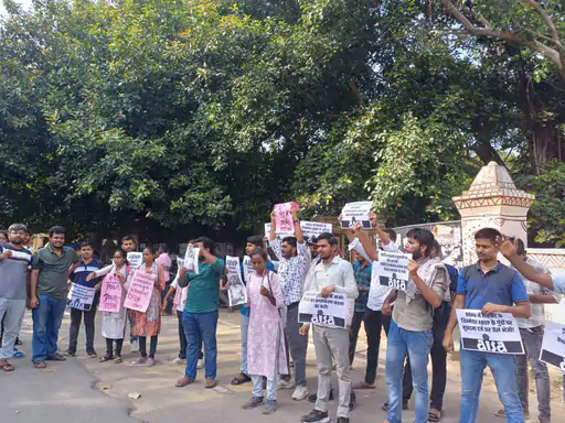 इलाहाबाद विश्वविद्यालयस्य छात्रसङ्घस्य भवने दिशा छात्रसङ्गठनस्य, आइसा इत्यस्य च कार्यकर्तारः संयुक्तरूपेण विरोधं कृतवन्तः