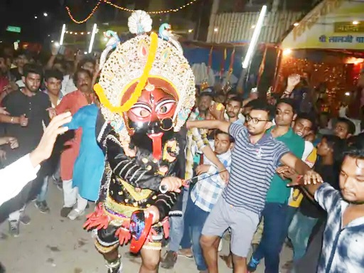 प्रयागराजदारागंजनगरे कालीस्वांगमहोत्सवः आरभ्यते-माता काली ताण्डवं कृत्वा जनान् आशीर्वादं ददाति, एषा परम्परा शताब्दीत: प्रचलतिस्म