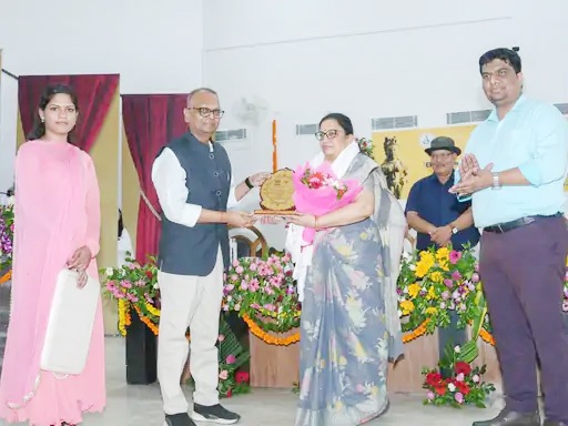 १६ विश्वविद्यालयेभ्यः ९० छात्राः शोधपत्राणि प्रदत्तवन्तः-इलाहाबाद विश्वविद्यालये राष्ट्रियगोष्ठी समाप्तवती, विशेषज्ञाः विचारं कृतवन्तः