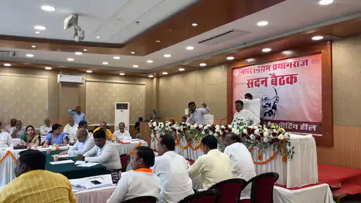 नगरनिगमसदनस्य सभायां पारिताः महत्त्वपूर्णाः प्रस्तावाः-पथप्रकाशानां विकारः, स्वच्छताव्यवस्था, गृहकरस्य राहतः च इत्यादिषु अनेकेषु प्रस्तावेषु चर्चा