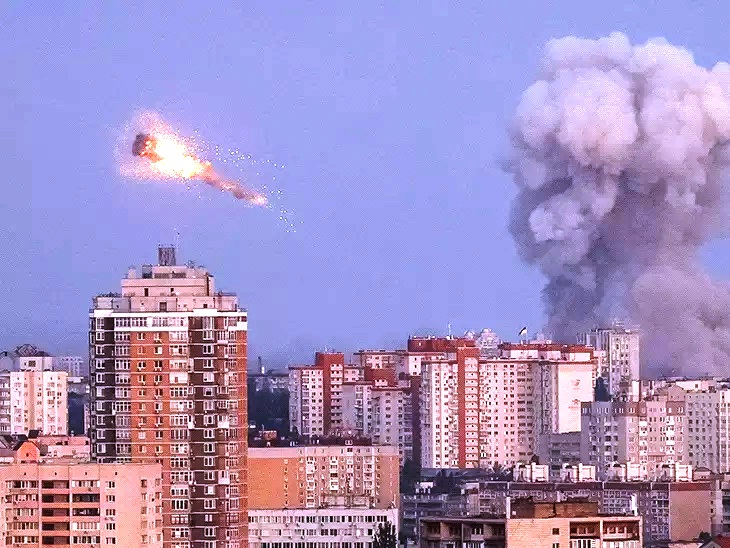 रूसः युक्रेनदेशस्य पीएम-कार्यालये आक्रमणं करोति-८०५ ड्रोन्-यानानि १७ क्षेपणास्त्राणि च प्रहारितानि, ४ जनाः मृताः; तस्य प्रतिक्रियारूपेण युक्रेनदेशेन रूसीपाइपलाइनं विस्फोटितम्