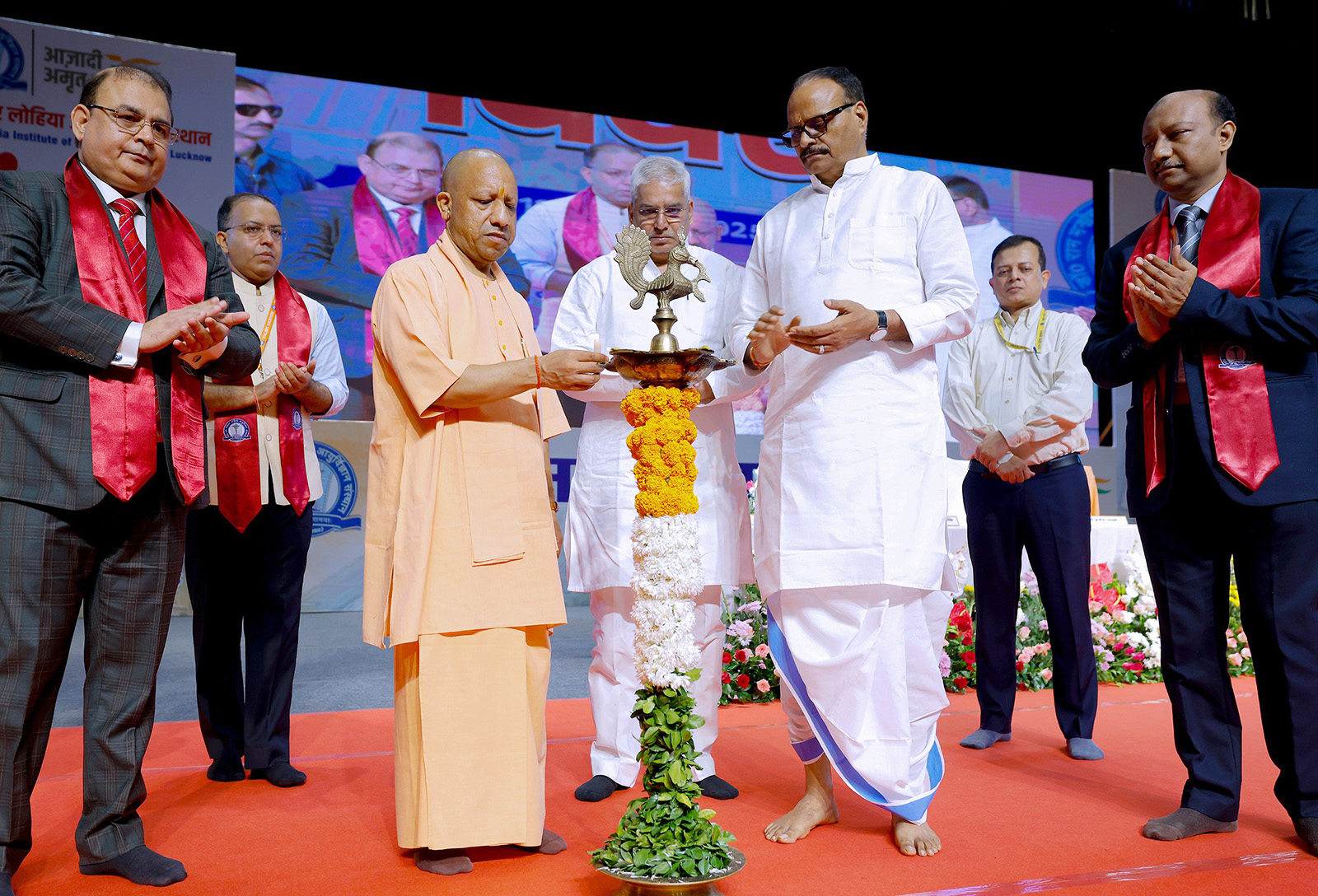 मुख्यमंत्री योगी आदित्यनाथ: वैद्यानाम् सम्मानं कृतवान्, तेषां प्रत्येकस्य रोगीणां सम्यक् चिकित्सा कर्तव्या इति उक्तवान्