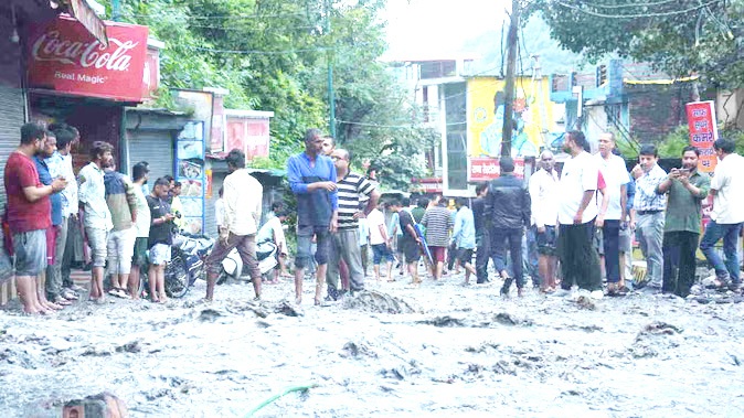 जनाः नद्याः परतः स्वगृहाणि पश्यन्ति, ईश्वरं प्रार्थयन्ति यत् तेषां सुरक्षितता भवतु