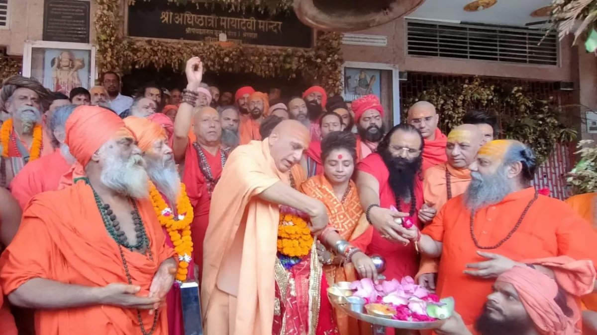 जूनाअखाड़ा इत्यस्य यष्टिकायात्रा आरभ्यते, प्राथमिकं उद्देश्यं तीर्थ स्थलानां पुनर्स्थापनम् अस्ति, यात्रायाः ऋषिकेशे भव्यं स्वागतं भवति